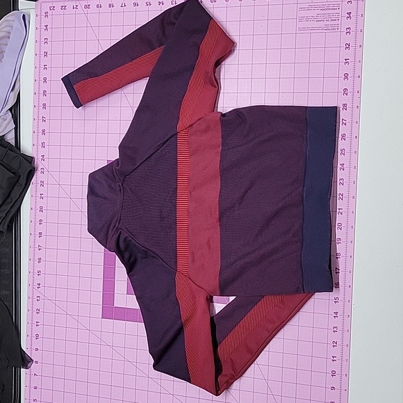 Wome's Fabletics Crop Zip long Sleeve Small maroon & blue - Picture 2 of 4
